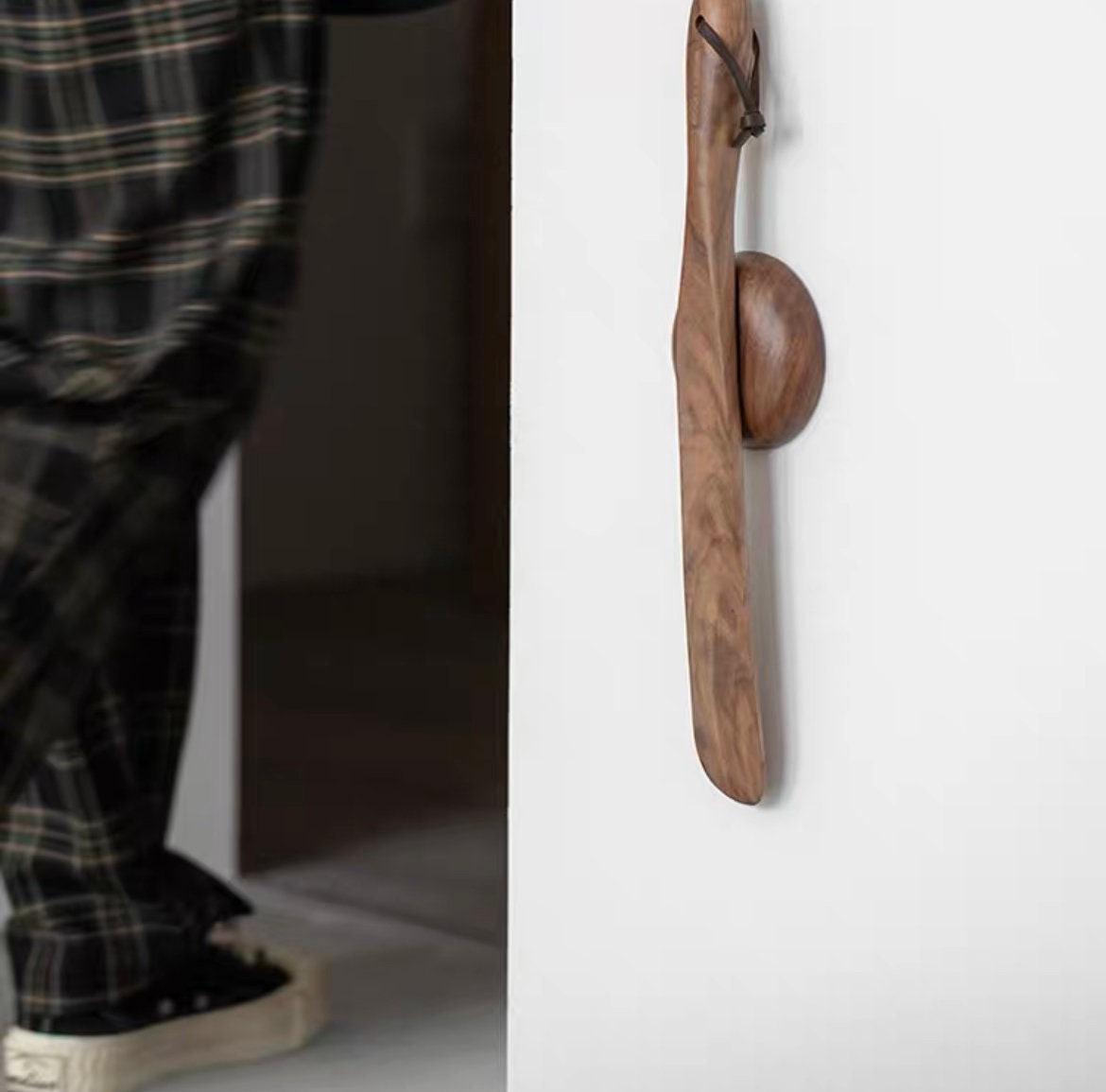 Walnut shoehorn, long handle wooden shoe horn with magnetic holder